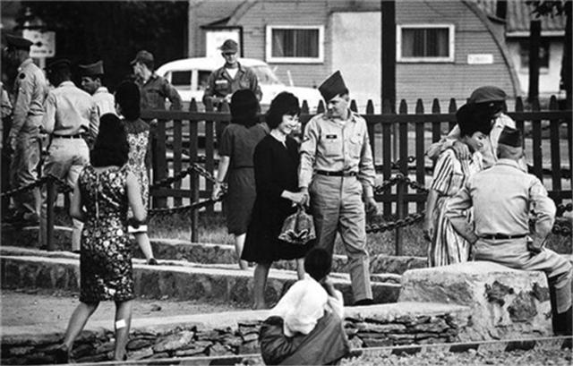 日本烟花女子：涂着廉价口红站街60年，余生只为等一个不归人