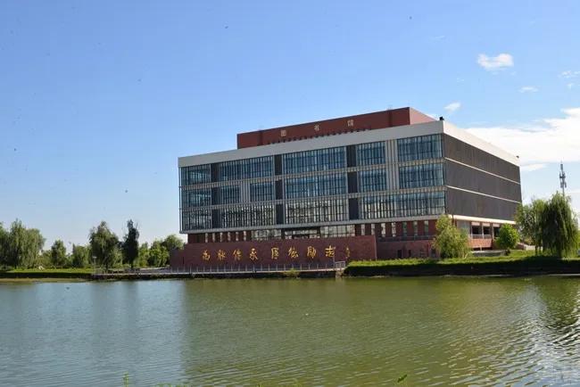 四川一大学被称为高校版“水上威尼斯”，坐落于千古奇迹都江堰