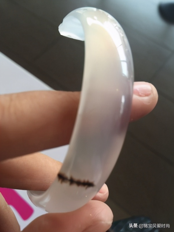 翡翠手镯有裂是不是很容易断开,翡翠手镯比较透摔断了怎么修复