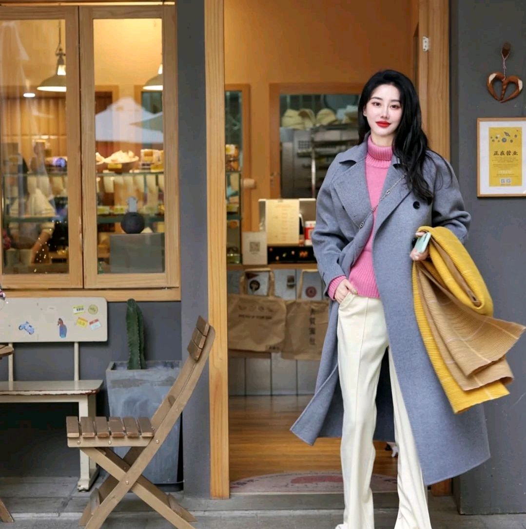 宽松毛衣叠穿搭配冬季,冬季黑色大衣和白色带帽毛衣穿搭