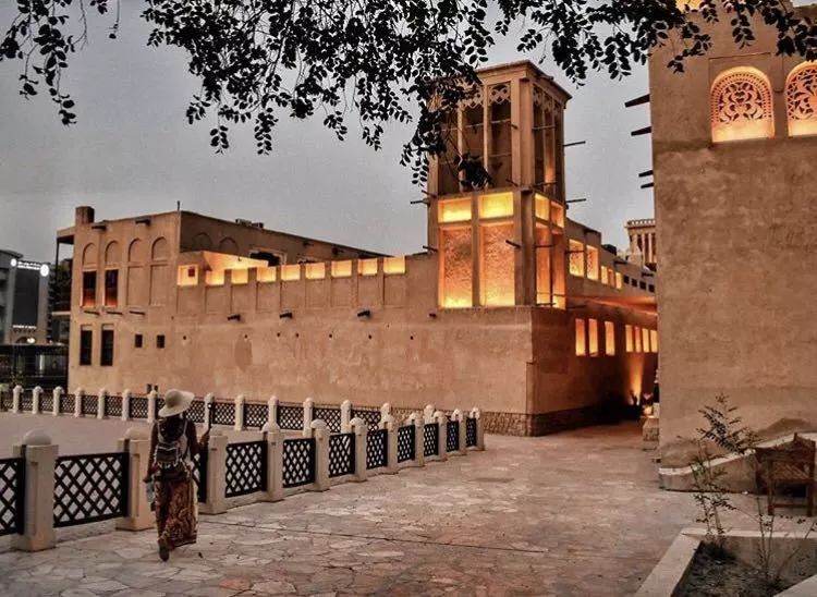 迪拜街头捡到一辆豪车,迪拜豪车坟场里的废弃豪车