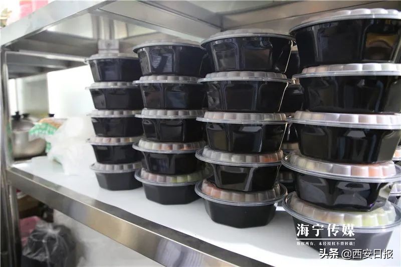 90后女孩摆摊卖凉皮,90后女人摆摊卖凉皮