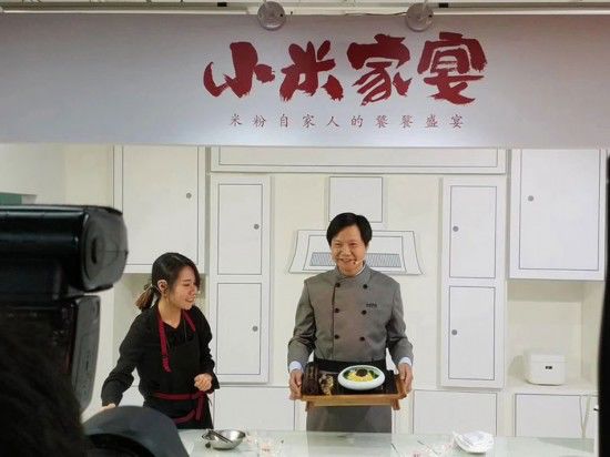 戴口罩直播1天卖3亿的雷军，像极了曾经的李嘉诚