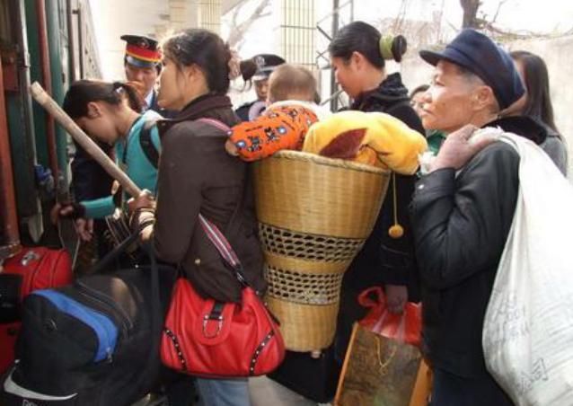 农民工免费坐飞机回老家,农民工乘坐飞机返家