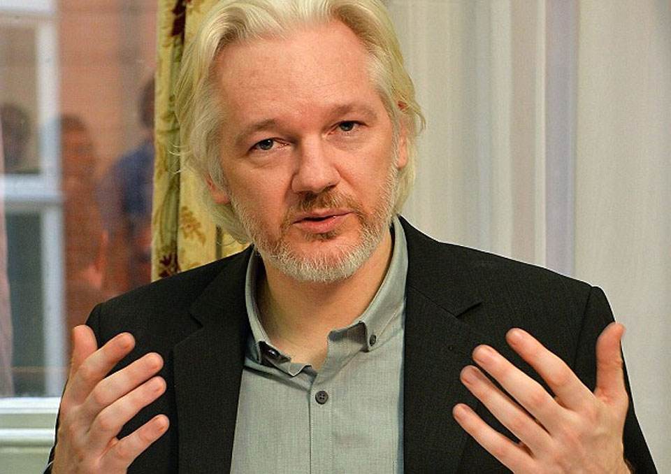 阿桑奇和母亲,阿桑奇母亲访谈