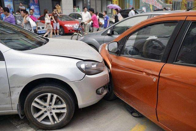 车子停在路上被撞了怎么报险,车停路边被撞先报保险还是先报警