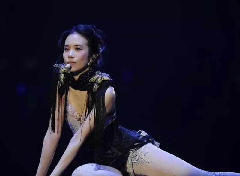 被内地听众低估的港台歌手，性感指数爆棚一双美腿更是价值连城