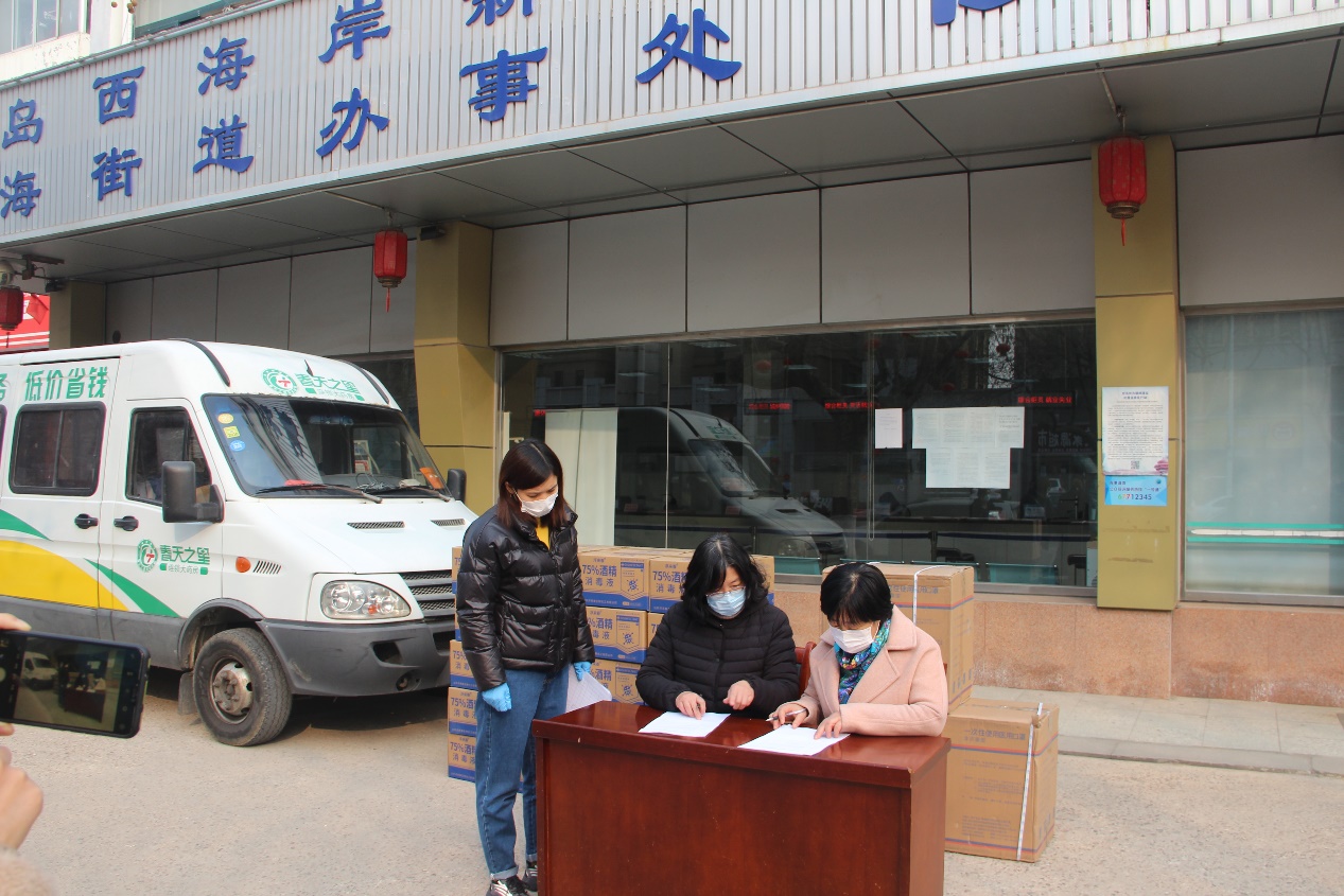 疫情无情人有情众志成城共渡难关,众志成城抗击疫情全员配合做核酸