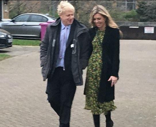 冬季无袖连衣裙怎么搭配,冬季粉色连衣裙打底裤搭配