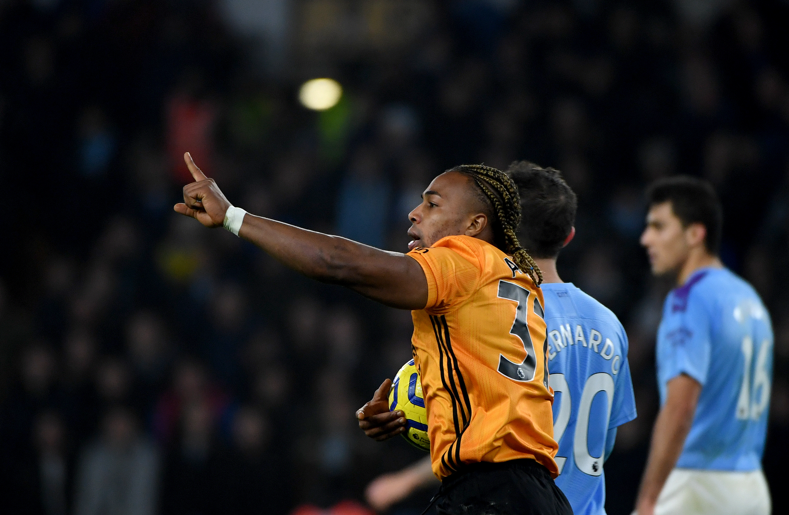 曼城vs狼队队员险些被废,曼城被莱斯特城逆转