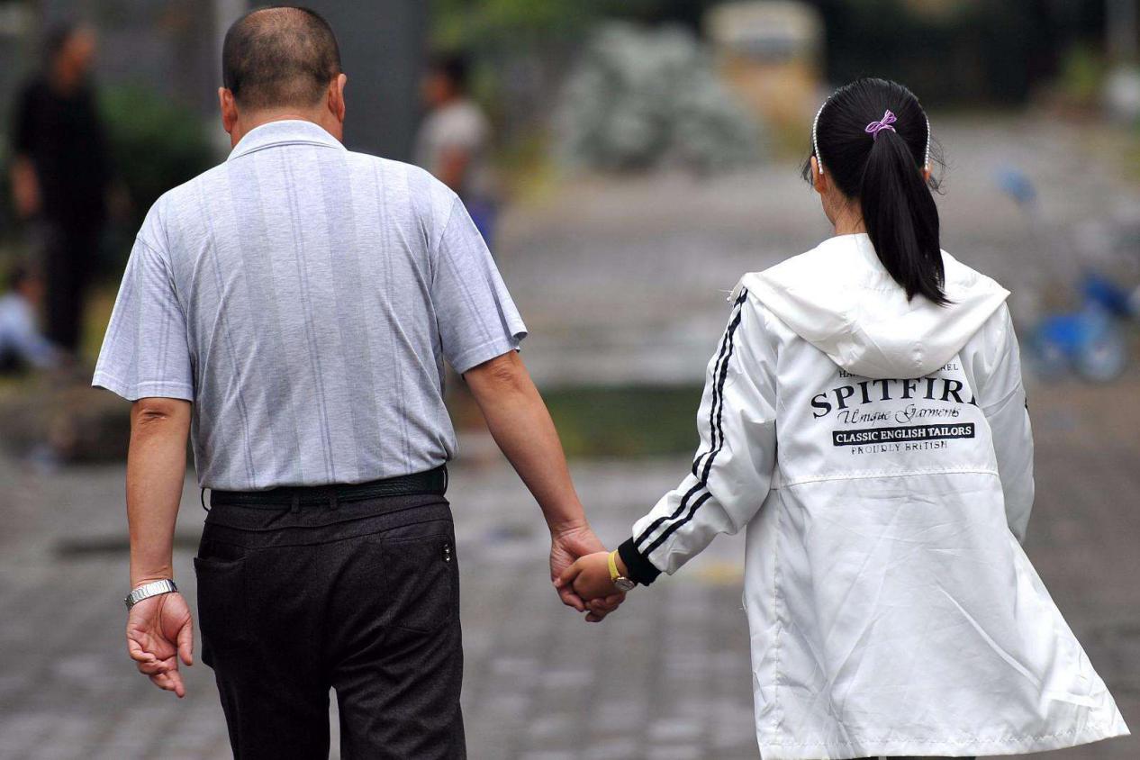 地铁上姐弟俩的坐姿惹争议,姐弟俩坐地铁的感悟