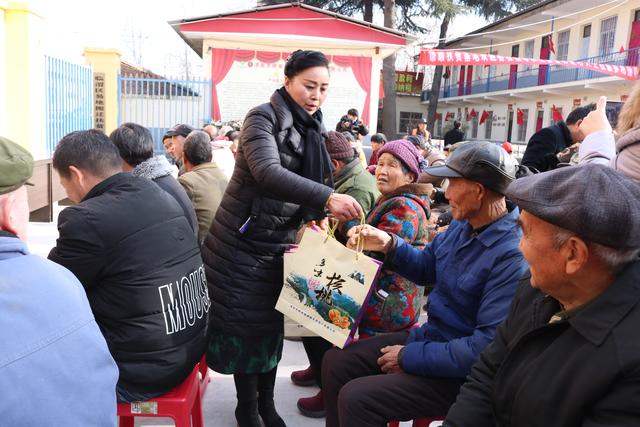 临渭区桥南镇谦顺公司春节前为贫困户发放一万张“爱心券”