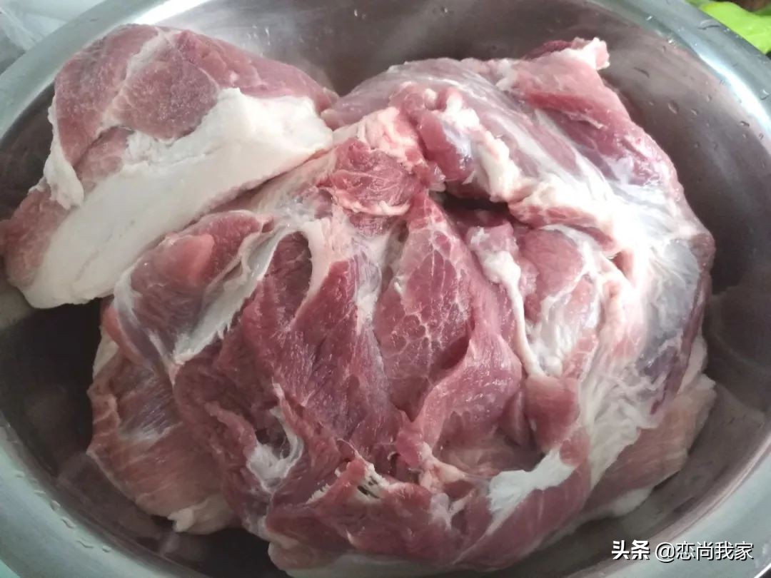 又到腌晒腊肉香肠的季节,又到了灌香肠腌腊肉的季节