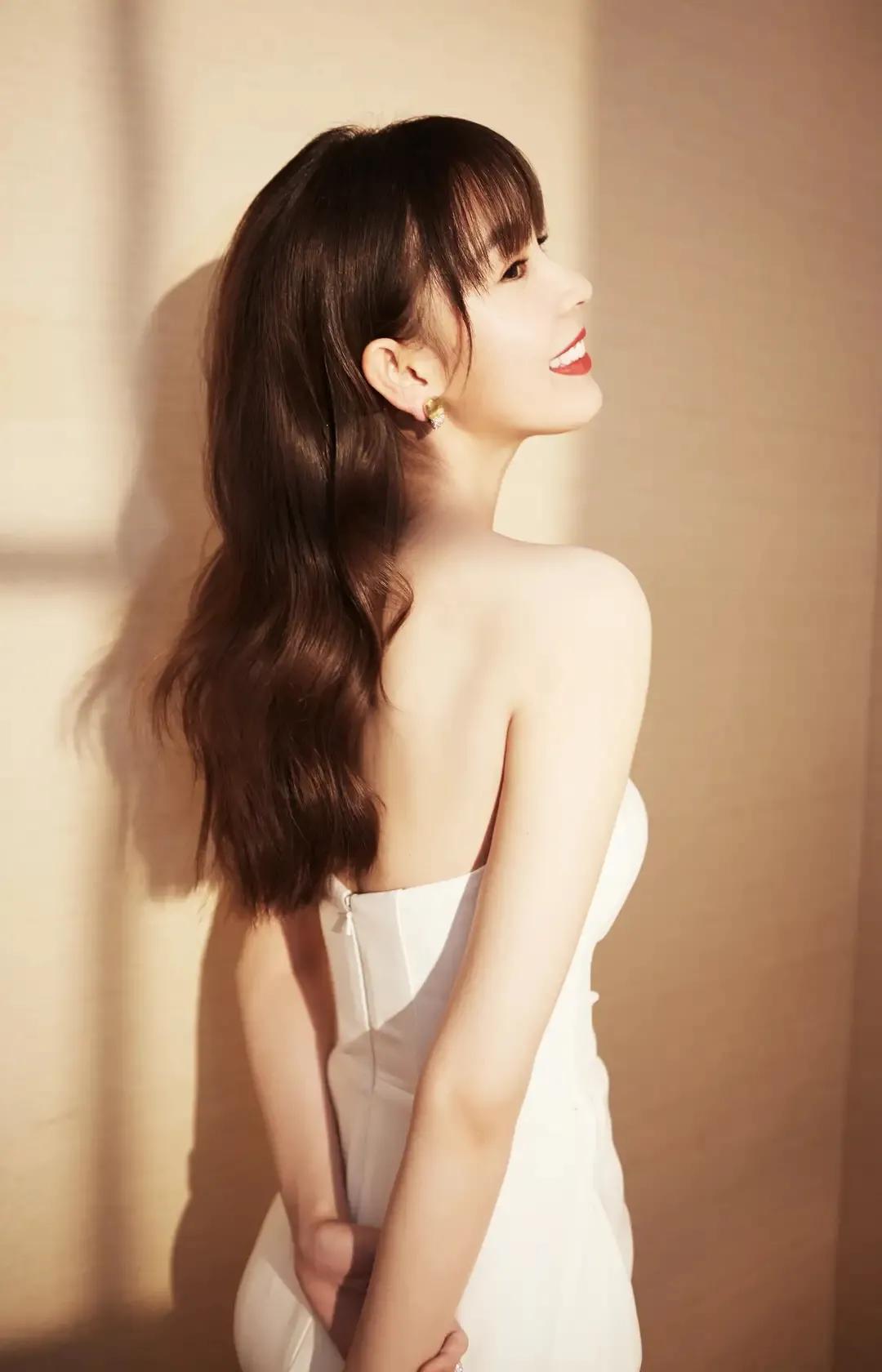 陈瑶露背装,陈瑶男朋友照片