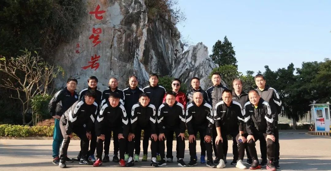 这支足球队的群好久没那么热闹了,就是希望能为湖北前线多做些事