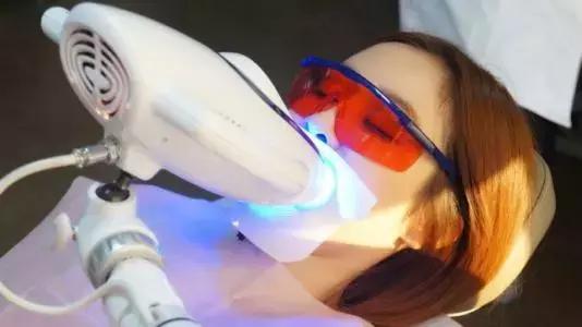 一口黄牙毁了一张脸视频,一口黄牙影响颜值