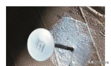 轮胎侧面被刮掉一小块皮怎样修补,轮胎侧面蹭掉一小块橡胶怎么修补