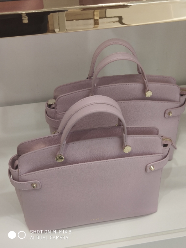 furla包包白色,furla包包属于什么档次