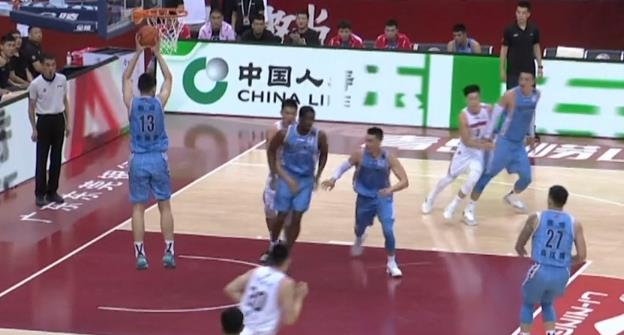 广东宏远苏伟救球,苏伟倒地救球感人