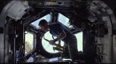 被这个法国帅气宇航员迷倒!网友:法国人真TM浪漫