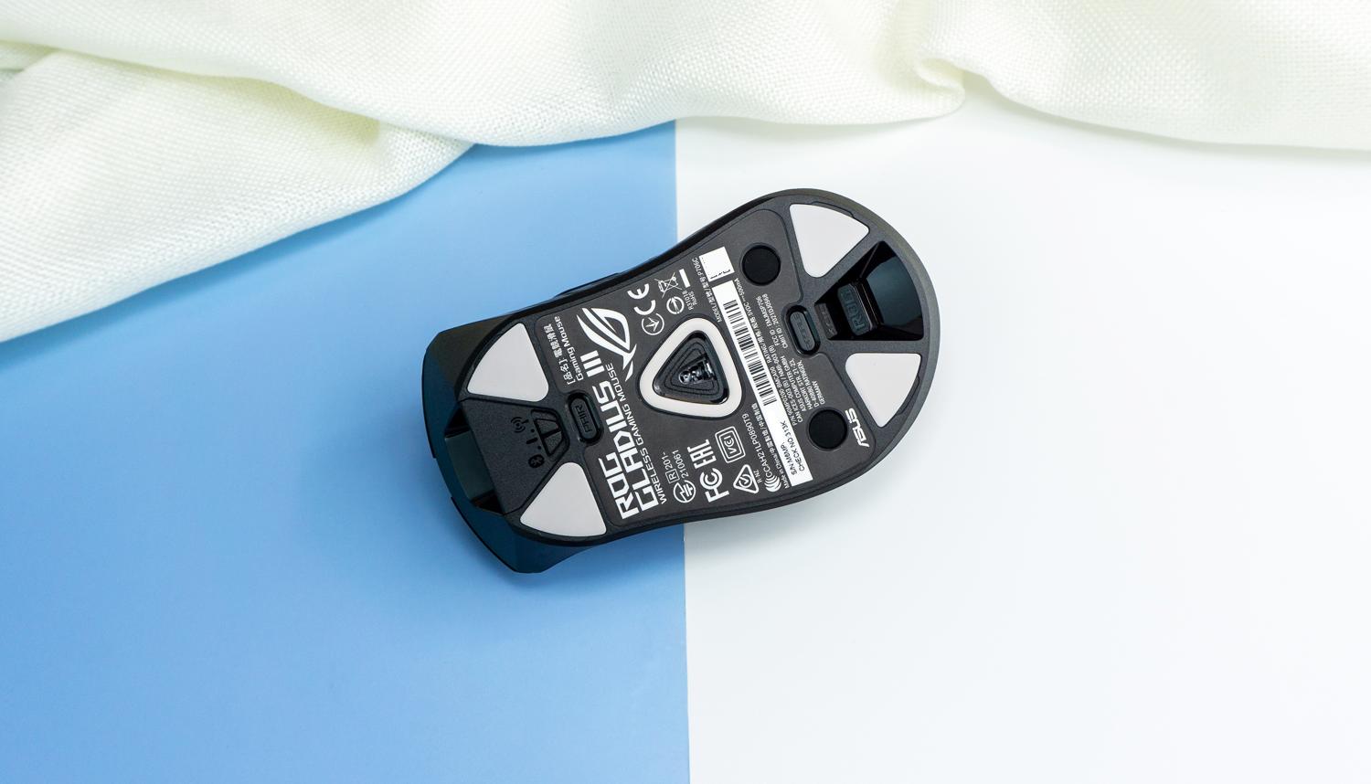 游戏宅的电脑桌面,游戏头戴式耳机rog棱镜s