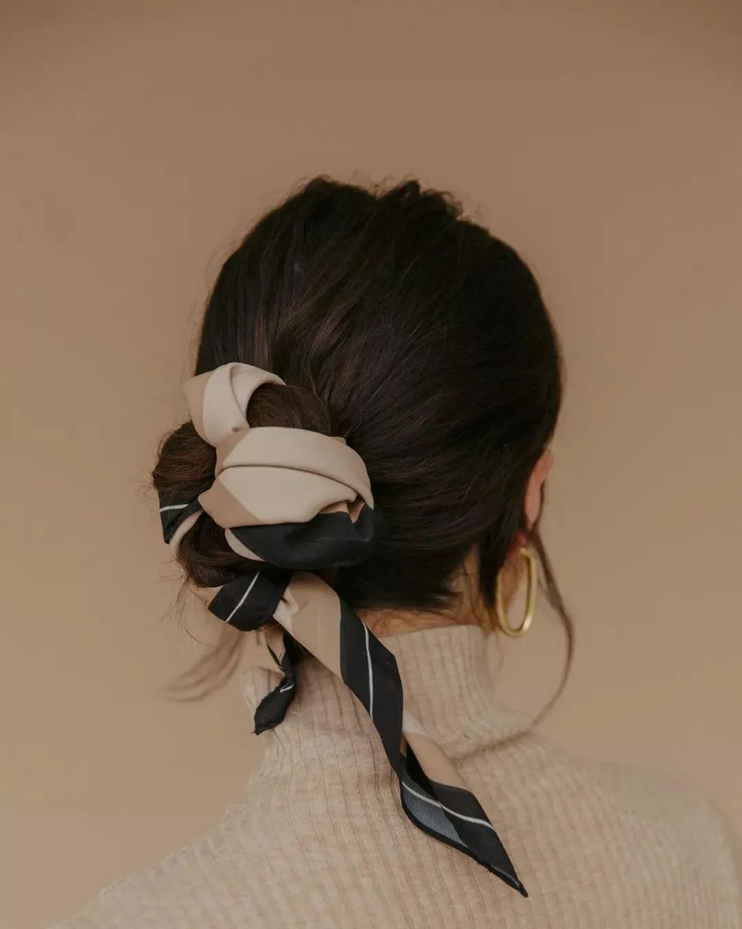 桑蚕丝丝巾春季怎样搭配衣服,春季长丝巾的系法简单又漂亮