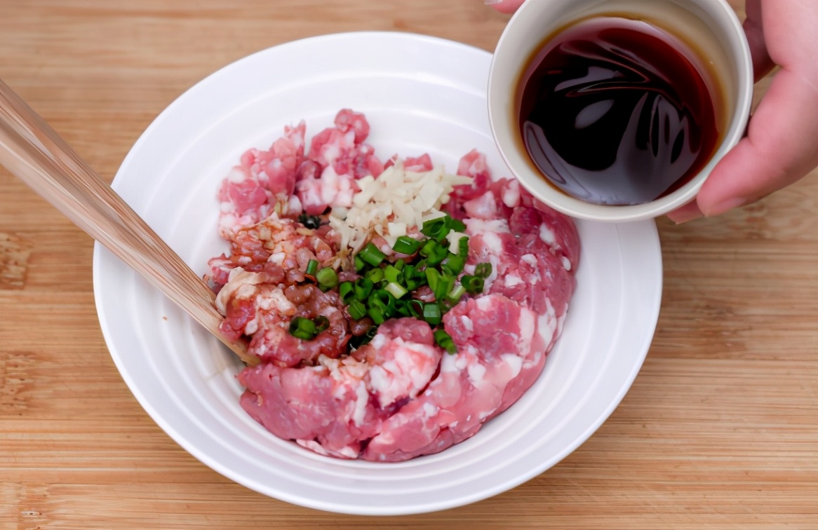 打水馅包子,最简单的肉馅包子怎么调