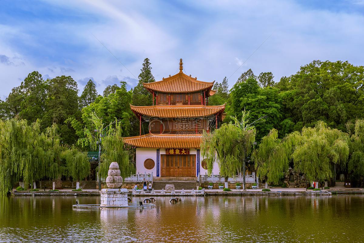 贵阳和昆明哪一个省会城市先进,贵阳与昆明中间哪个城市比较好