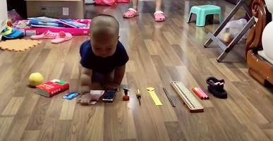 一岁宝宝抓周笑翻众人,宝宝抓周3次都是球