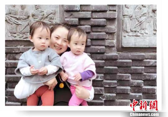 四川成都双胞胎两姐妹,双胞胎罕见病成长