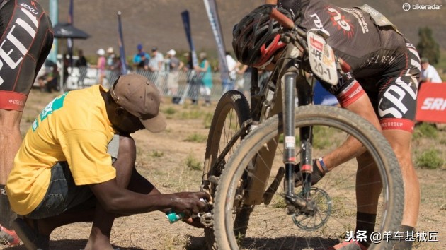 怎么自己清洗自行车链条上的油泥,公路自行车链条多久清洗一次
