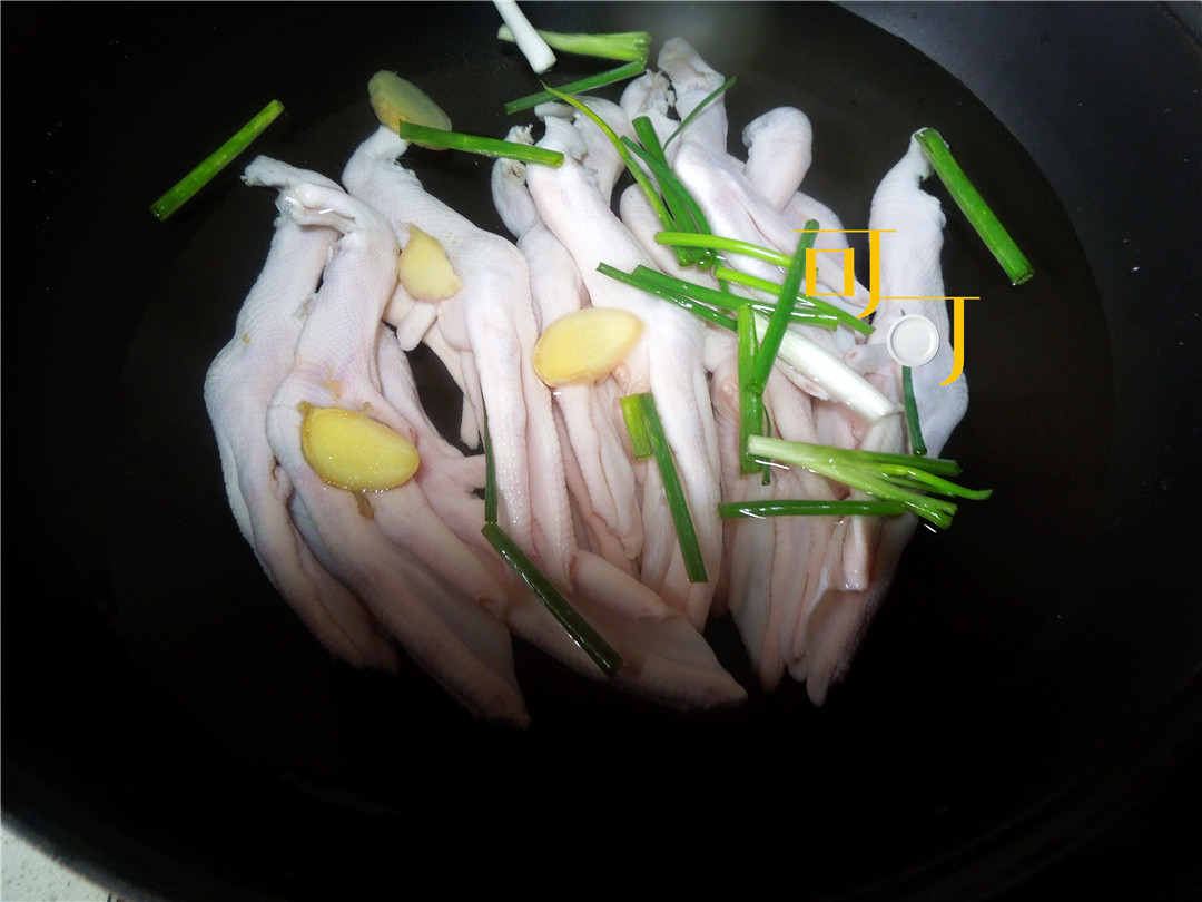 香辣爽口的鸭掌啃上一口停不下来,香辣卤鸭掌的做法