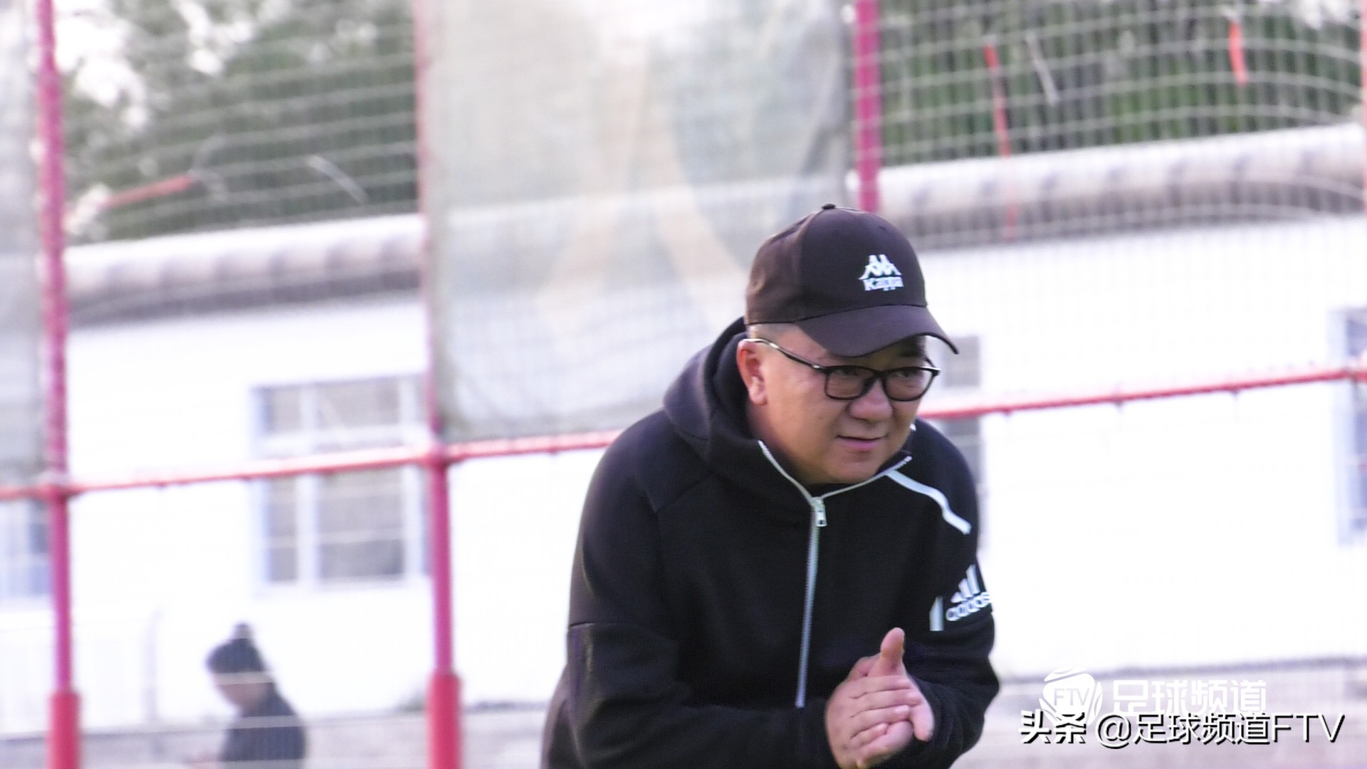 体育评论员董路,董路带领足球小将走进赛场