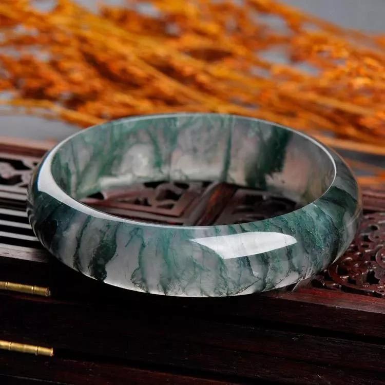 什么玉镯好养又养人,适合女生戴养人的玉镯