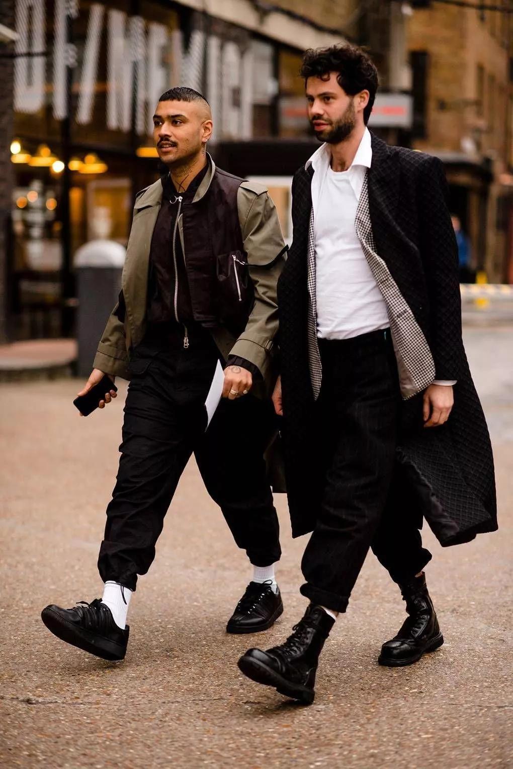 哪款黑色皮靴最好穿,复古白色系皮靴怎么搭配