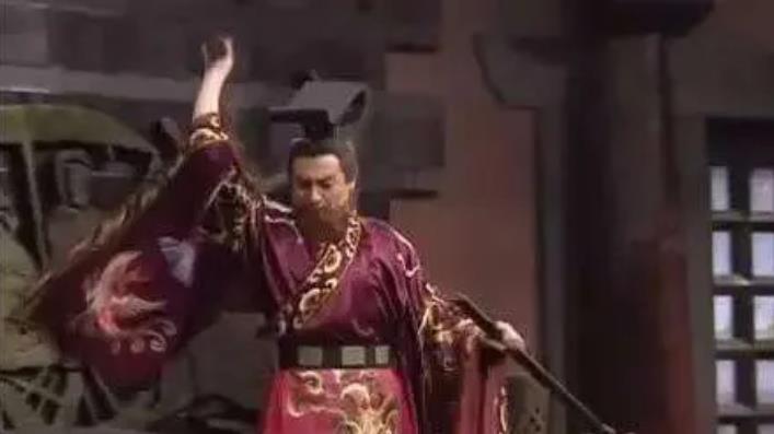 领导者常常要像猫头鹰，睁一只眼闭一只眼