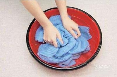 衣服上的霉菌斑点怎样去除,衣服上霉菌斑最有效的方法