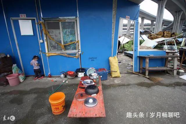 被丈夫暴打的她离家出走活出了自己的精彩，之后又把女儿接到身边