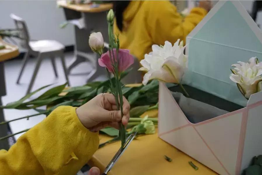 愿你被世界温柔以待——重庆八中国际部感恩节主题教育活动