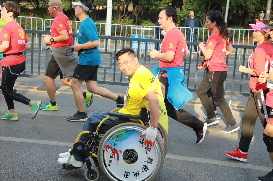 万人高呼!一场马拉松,认清了南昌的真面目