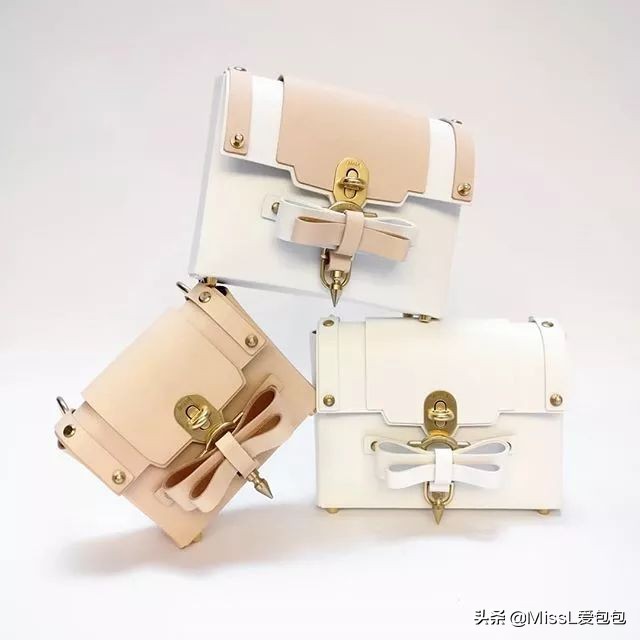 天热了买件衣服,天热了该买什么衣服呀