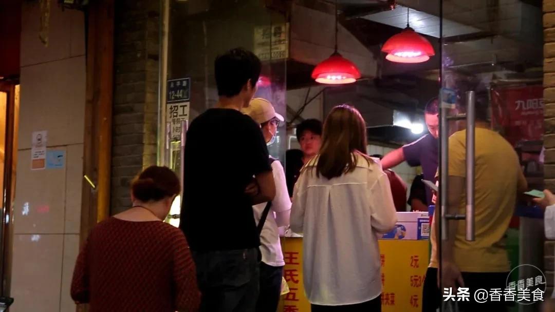 沉甸甸咧着口，每次遇到都排队，究竟是啥征服了吃货