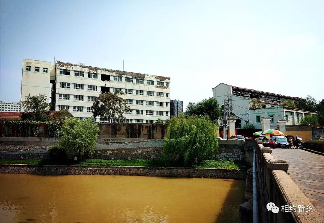 时代潮·忆新乡（百年变迁）：粗布衣、的确良、文化衫、牛仔裤，你最爱的青春记忆是哪样？