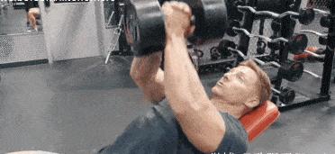 在家练胸没感觉怎么办,哑铃练胸最简单有效的方法