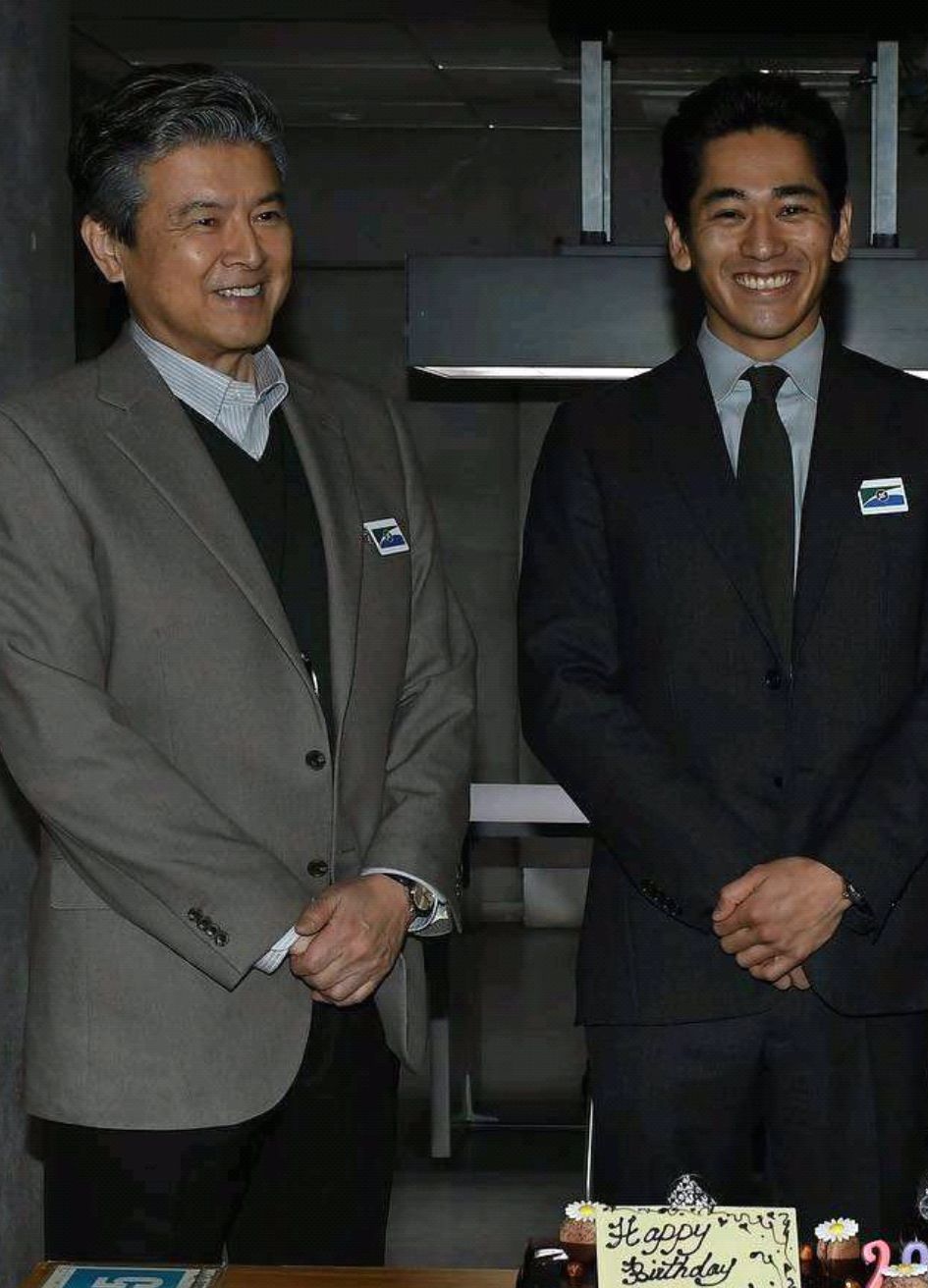 三浦友和年轻西装穿搭,60岁三浦友和西装近照