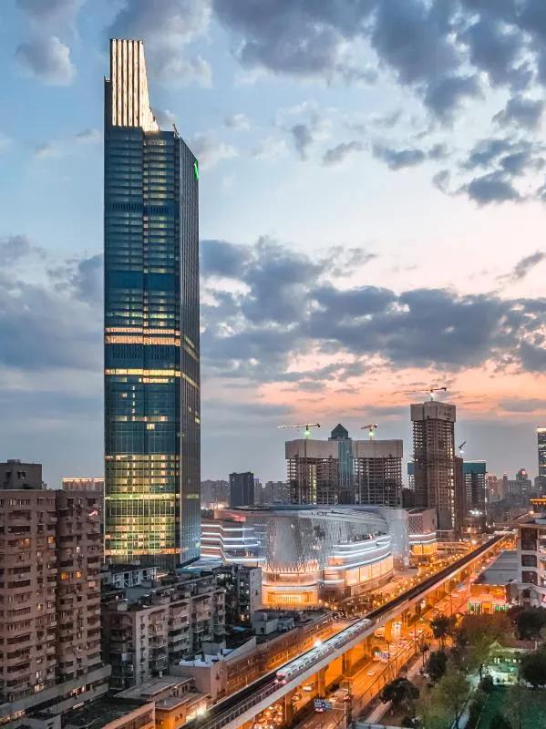 武汉恒隆广场奢侈品牌,武汉恒隆广场算顶级广场吗