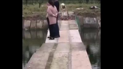 姑娘你的衣服一直走在时尚的最前沿，不过这时尚实在是让人看不懂