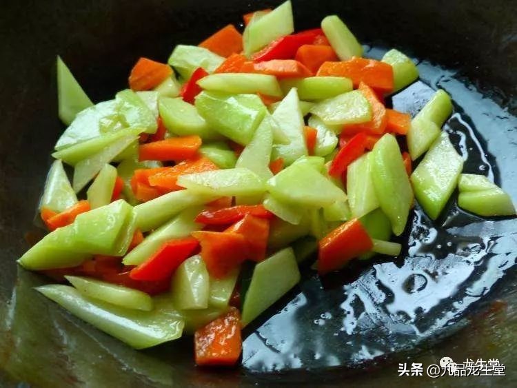 佛手瓜好吃吗有什么营养,腊肠蘑菇炒佛手瓜的营养