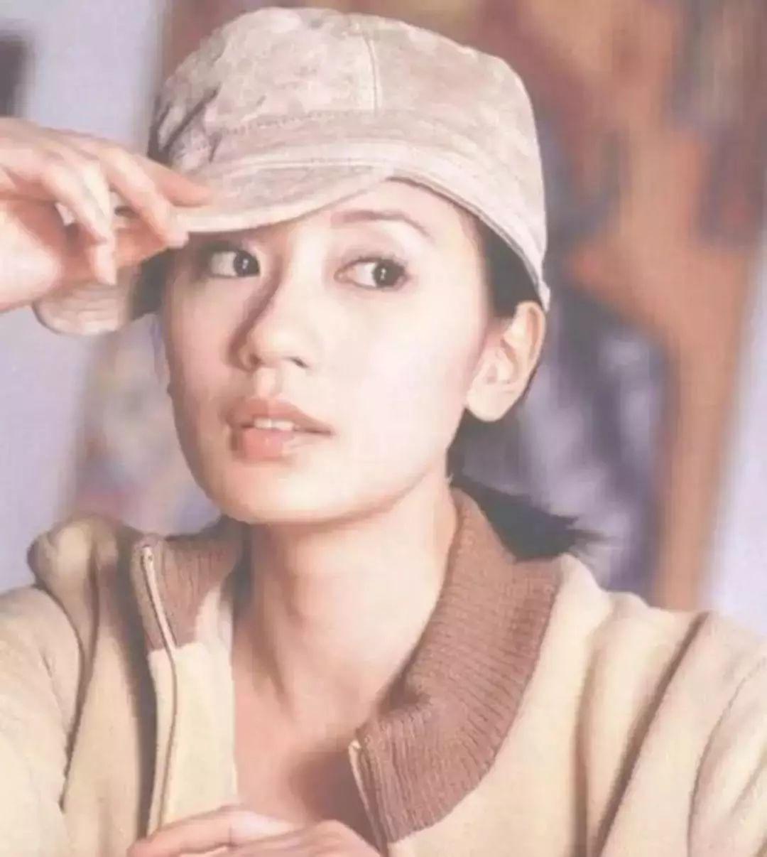 她16岁就火遍全国,她17岁成名因意外左眼失明