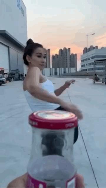 全世界都在挑战瓶盖，但请小心你的韧带